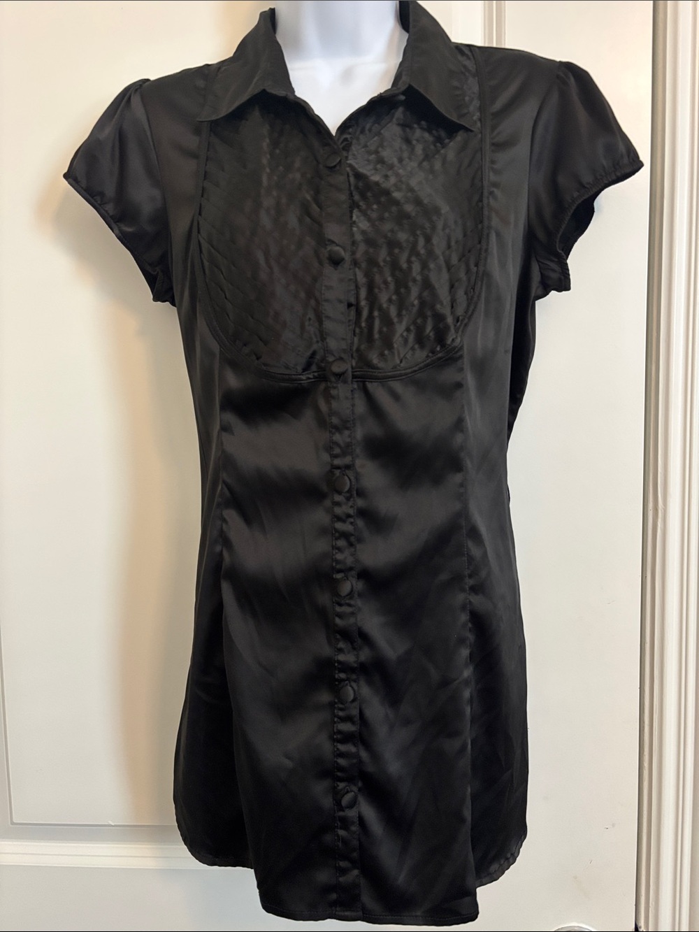 FANG Black Satin Cap-Sleeve Button-Front Women’s Top M